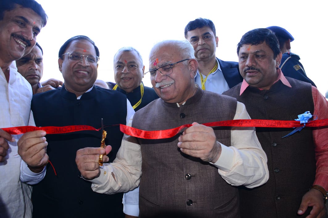 *दुनिया का सबसे बड़ा फुटवियर पार्क बनेगा खरखौदा में : सीएम* - *बहादुरगढ़ में बनेगा ट्रांसपोर्ट नगर* - *केएमपी पर विकसित होंगे इकोनोमिक कोरिडोर* - *मुख्यमंत्री ने बहादुरगढ़ फुटवियर पार्क में कौशल विकास केंद्र का किया उद्घाटन* - *खरखौदा में भी कौशल विकास केंद्र के लिए उपलब्ध होगी 5 एकड़ जमीन* - *लघु उद्योग का लोढ़ 20 किलोवाट से कम तो केवल 4.75 रूपए प्रति यूनिट बिजली*
