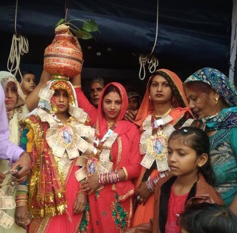 कन्या के जन्म की खुशी धूमधाम से कुंआ पूजन करके मनाई * बामडोली में शकुंतला ने पौत्री के जन्म पर कराया कुंआ पूजन