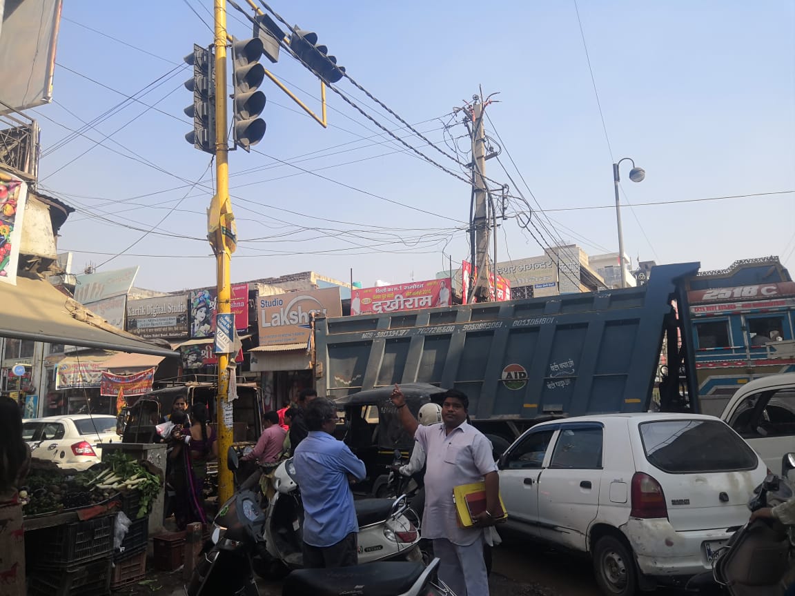लाखों रुपए खर्च करने के बाद भी ट्रैफिक व्यवस्था के लिए लगाए गए ट्रैफिक सिग्नल कर रहे हैं चालू होने का इंतजार