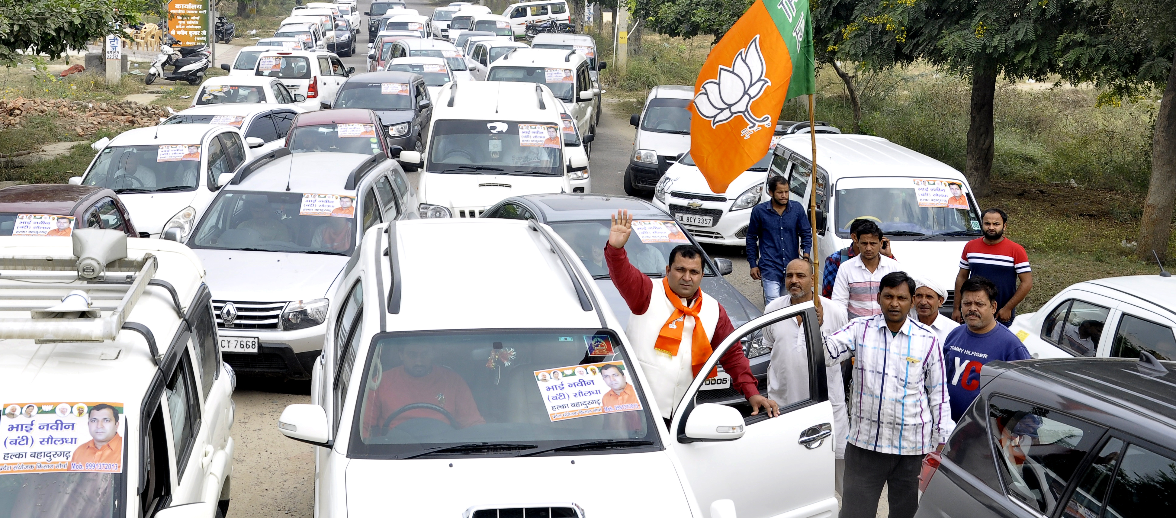 भाजपा नेता नवीन सौलधा सैकड़ों वाहनों का काफिला लेकर रैली में पहुंचे * नवीन सौलधा सुल्तानपुर रैली में हजारों कार्यकर्ताओं के साथ पहुंचे * नवीन बंटी की अगुवाई में वरिष्ठ नेताओं के लगाए जयकारें * नवीन सौलधा बोले- केएमपी से बदलेगी क्षेत्र की तस्वीर