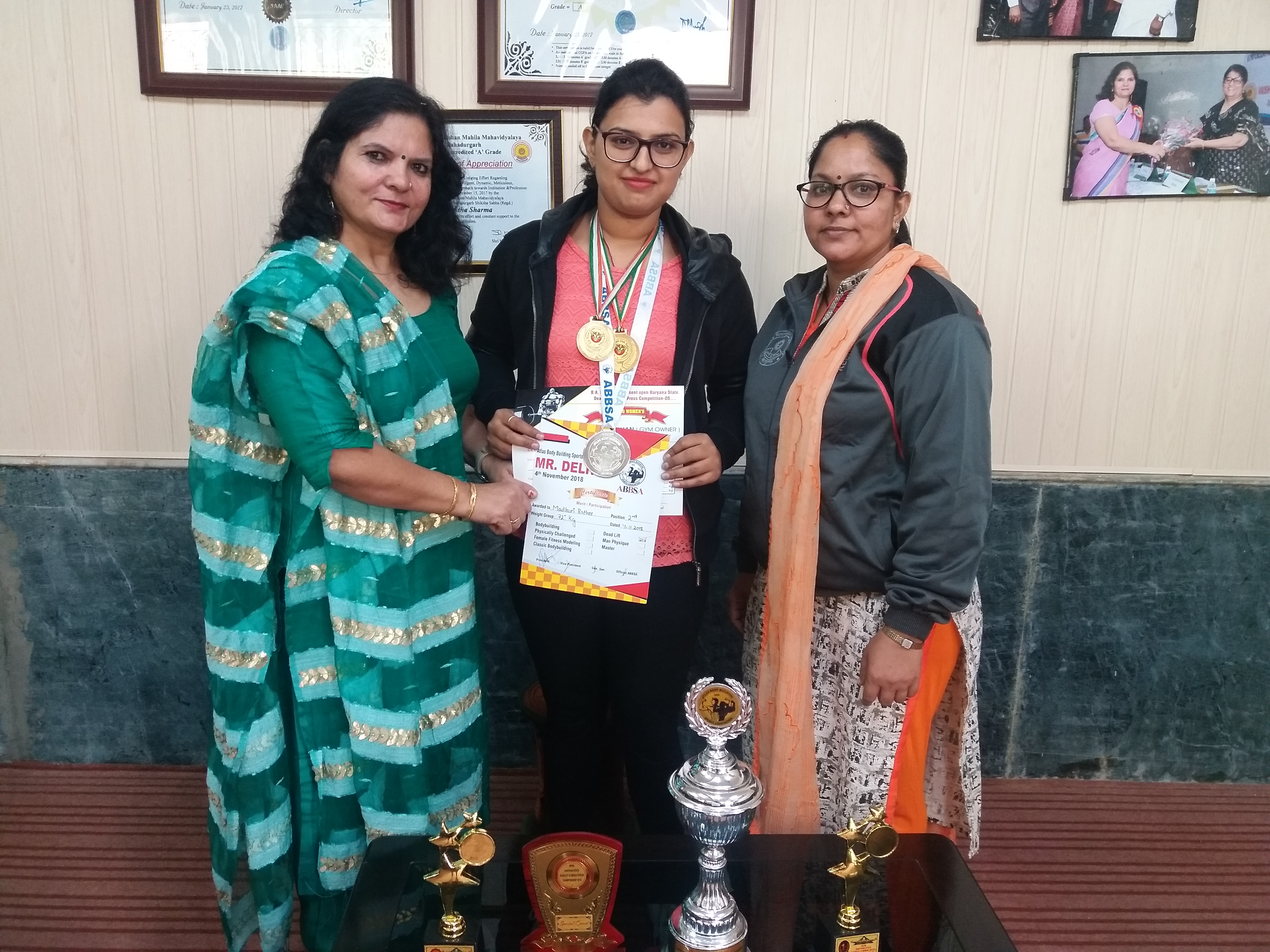 वैश्य बी.एड. कॉलेज की बी.एड. प्रथम वर्ष की छात्रा माधुरी राठी ने सोनीपत में पावर लिफ्टिंग एसोसिएशन हरियाणा, द्वारा आयोजित पावर लिफ्टिंग चैंपियनशिप में तीसरा स्थान प्राप्त कर प्राप्त किया कांस्य पदक I