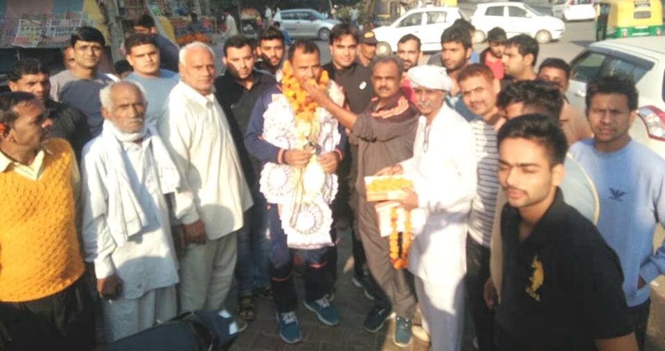 कांग्रेस नेता सतीश छिकारा ने सिल्वर मेडल विजेता बिजेंद्र सिंह का किया भव्य स्वागत, पदक जीतकर जिले को गौरवांवित कर रहे है खिलाड़ी : कांग्रेस नेता सतीश छिकारा, जुडो कॉमनवेल्थ चैंपियनशिप में बहादुरगढ़ के बिजेंद्र सिंह को मिला सिल्वर मेडल