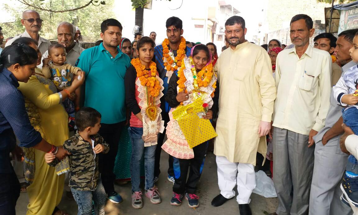 पूर्व चेयरमैन रवि खत्री ने भूटान में आयोजित पदक विजेता खिलाड़ियों को पलकों पर बिठाया  - स्वर्ण पदक विजेता मीनाक्षी पाराशर का पूर्व चेयरमैन कार्यालय पर भव्य स्वागत  - हर क्षेत्र में अपना परचम लहरा रहीं बेटियाँ : रवि खत्री  - पदक विजेता खिलाड़ियों को मिले सरकारी नौकरी, प्रोत्साहन राशि : रवि खत्री