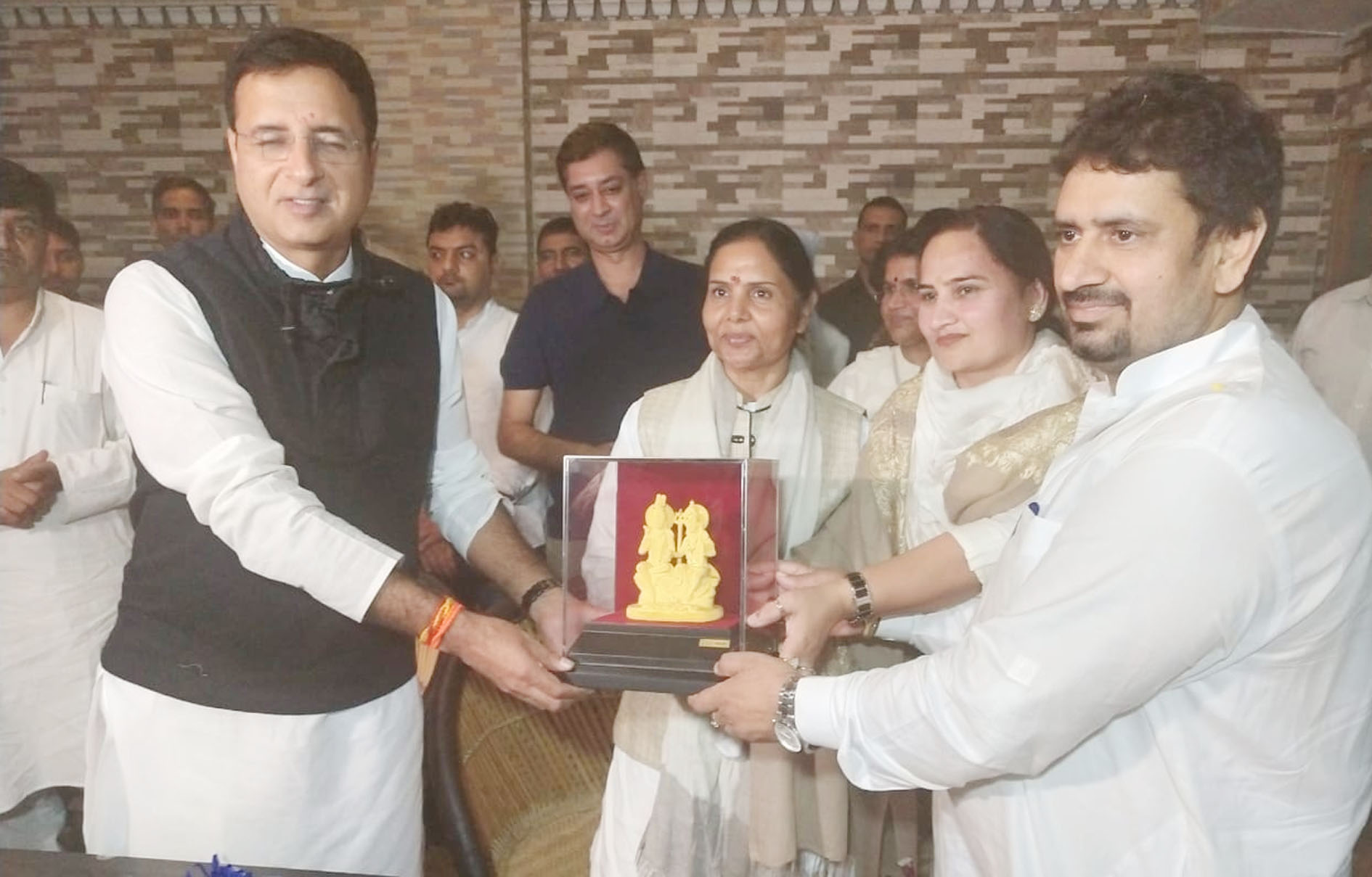 भाजपा को वोट की चोट से सत्ता से बाहर होगी भाजपा : रणदीप सुरजेवाला -महिला कांग्रेस की वरिष्ठ उपाध्यक्ष डा. नीना सतपाल राठी के कार्यालय पर हुआ कार्यक्रम -पार्टी के राष्ट्रीय प्रवक्ता रणदीप सुरजेवाला का बहादुरगढ़ पहुंचने पर किया जोरदार अभिनंदन -कार्यकर्ताओं से हुए रूबरू, पार्टी संगठन को मजबूूूत करने का किया आह्वान