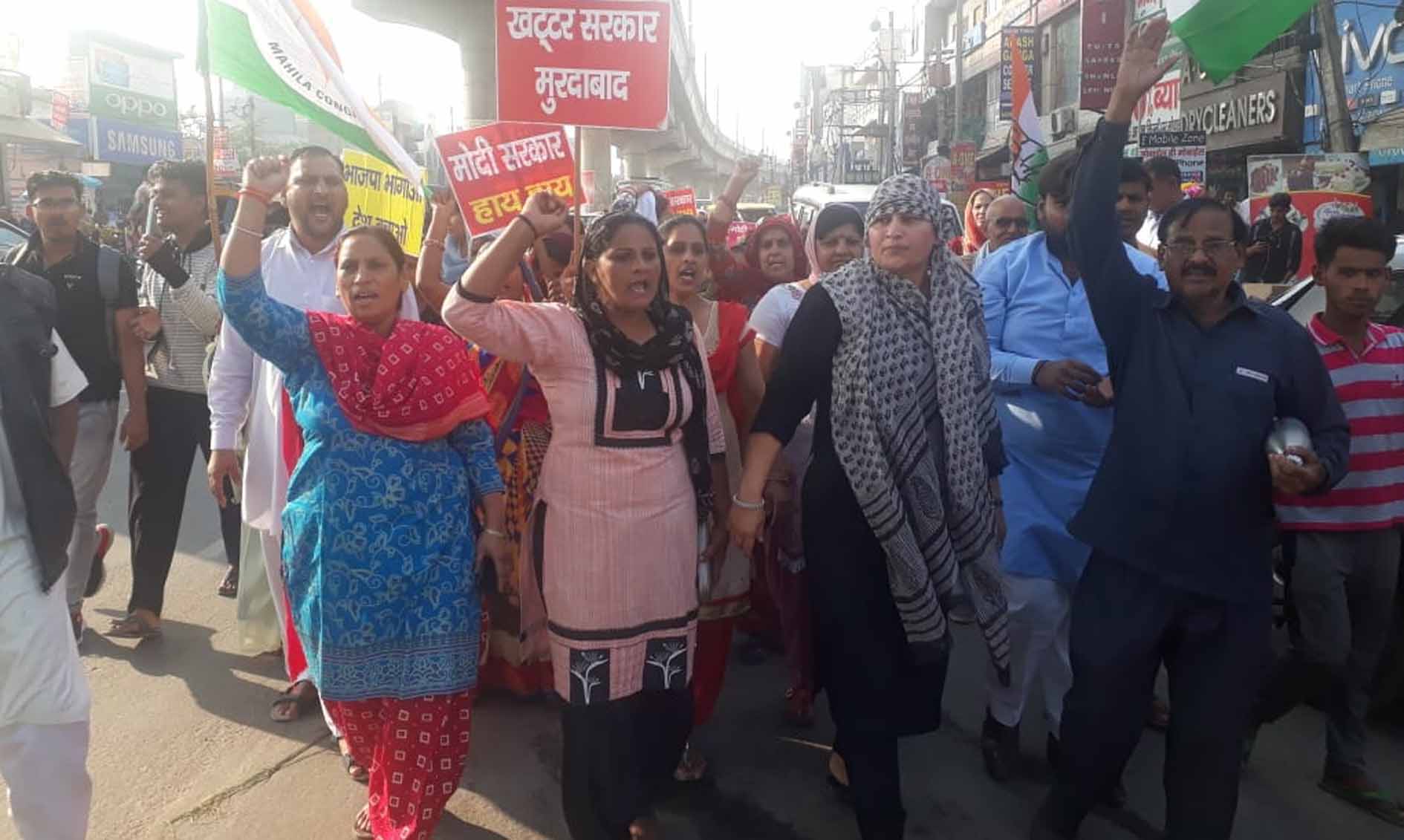महिला कांग्रेस ने फूंके पी.एम. व सी.एम. के पुतले, मुख्यमंत्री के रेप के बयान पर बिफरी महिला कांग्रेस, प्रदेश महिला कांग्रेस की वरिष्ठ उपाध्यक्ष डा. नीना राठी के नेतृत्व में लाल चौक पर फूंके पूतले