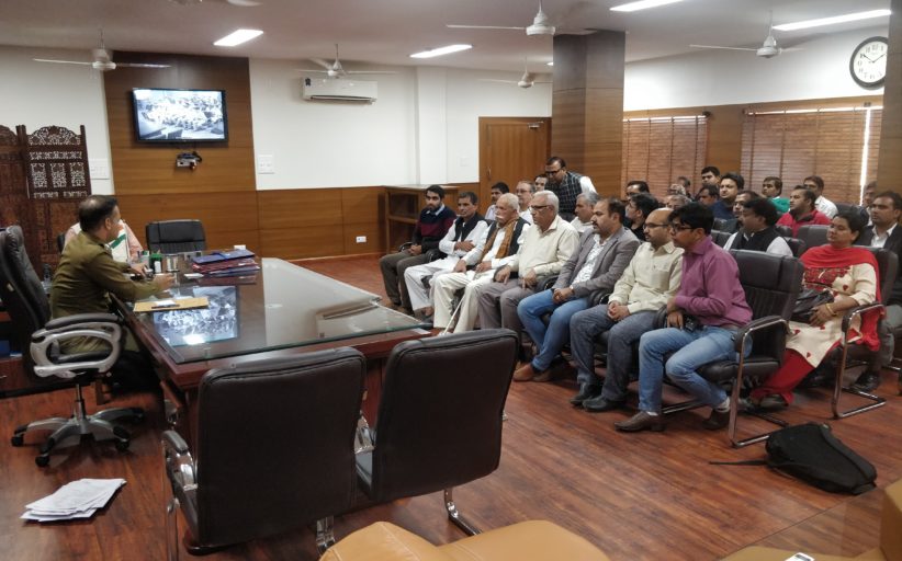 जिले के दो पेट्रोल पंपों पर बदमाशों द्वारा की गई लूट की वारदात से क्षुब्ध दॅ झज्जर जिला पेट्रोलियम डिलर्स एसोसिएशन का एक प्रतिनिधि मंडल मिला एसपी से और बदमाशों को शीघ्र पकडने की मांग की ।