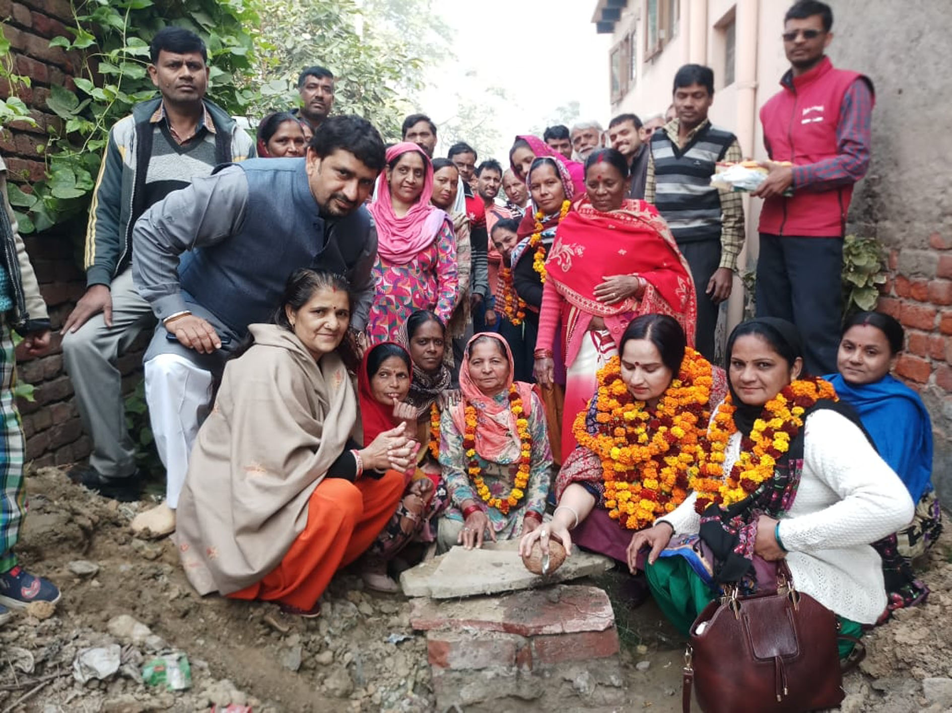 वार्ड-30 के सैनिक नगर में पार्षद ने निजी कोष से चार गलियों में बिछवाई सीवरेज लाइन -इस कार्य पर खर्च हुए हैं अढ़ाई लाख रुपये -पार्षद डा. नीना सतपाल राठी ने सरकार व नगर परिषद पर लगाया वार्ड की अनदेखी का आरोप -सरकार व प्रशासन के ओडीएफ व कैटल फ्री अभियान को लेकर भी उठाए सवाल