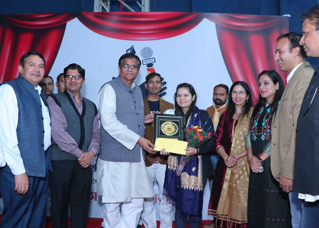 शील भारद्वाज व प्रिया छिल्लर हुए सम्मानित * आईआईटी में टॉप करने पर प्रिया छिल्लर को बहादुरगढ़ गौरव व पत्रकार शील भारद्वाज को मिला अनुज स्मृति सम्मान