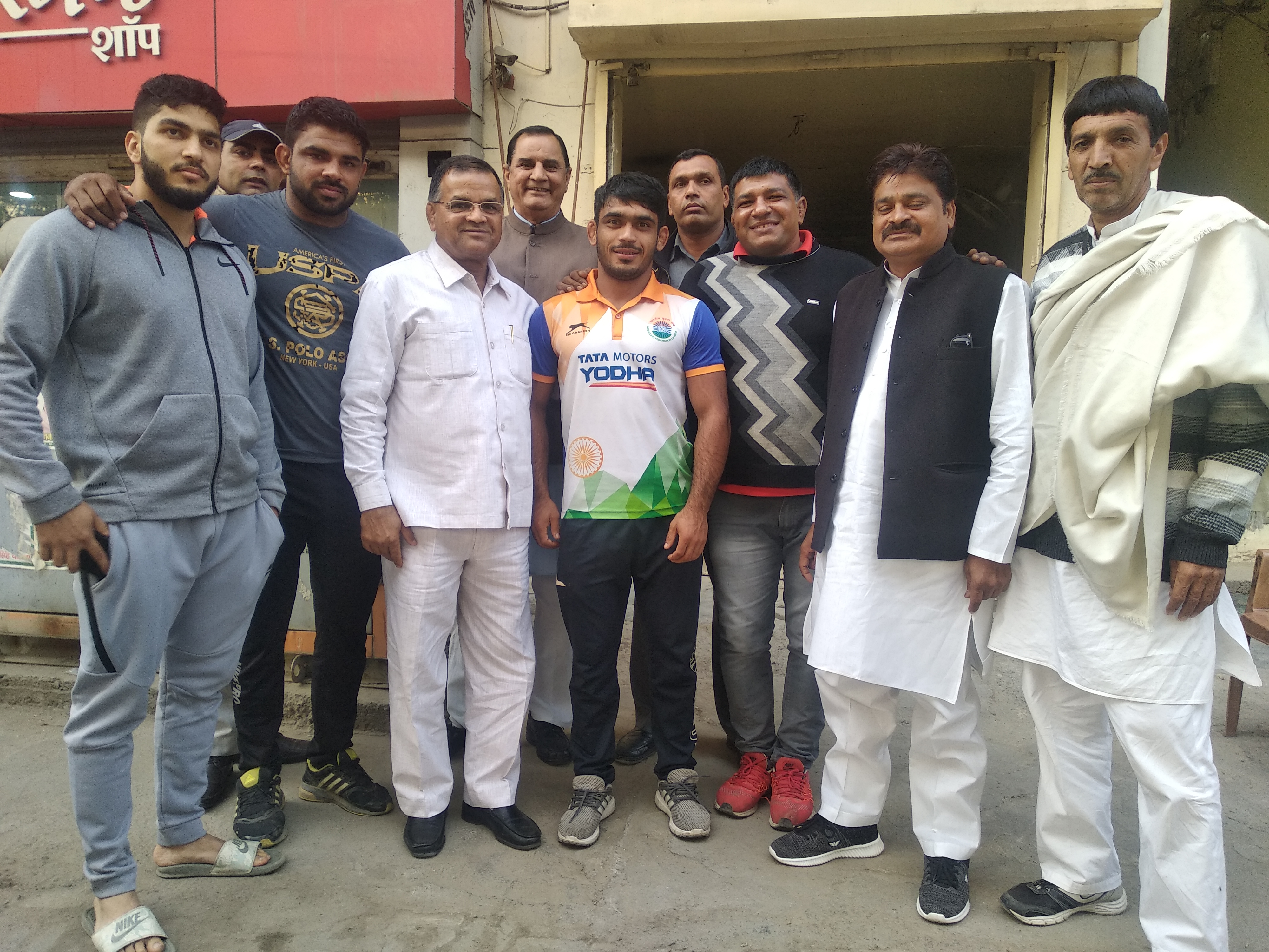 पूर्व विधायक नफे सिंह राठी व खेल प्रेमियों ने पहलवान मनीष का किया जोरदार स्वागत ।