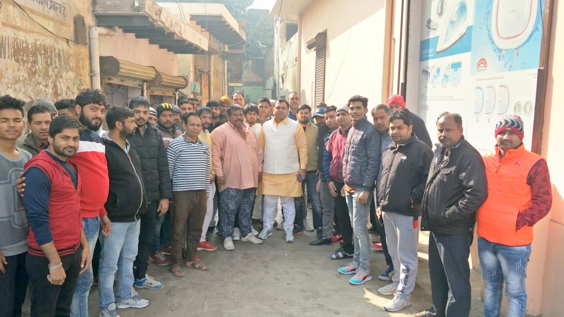 भाजपा के राज में सभी वर्ग खुशहाल: नवीन सौलधा * नवीन सौलधा ने शहर में चलाया जनसंर्पक अभियान * दुकानदारों को दी भाजपा सरकार की नीतियों की जानकारी