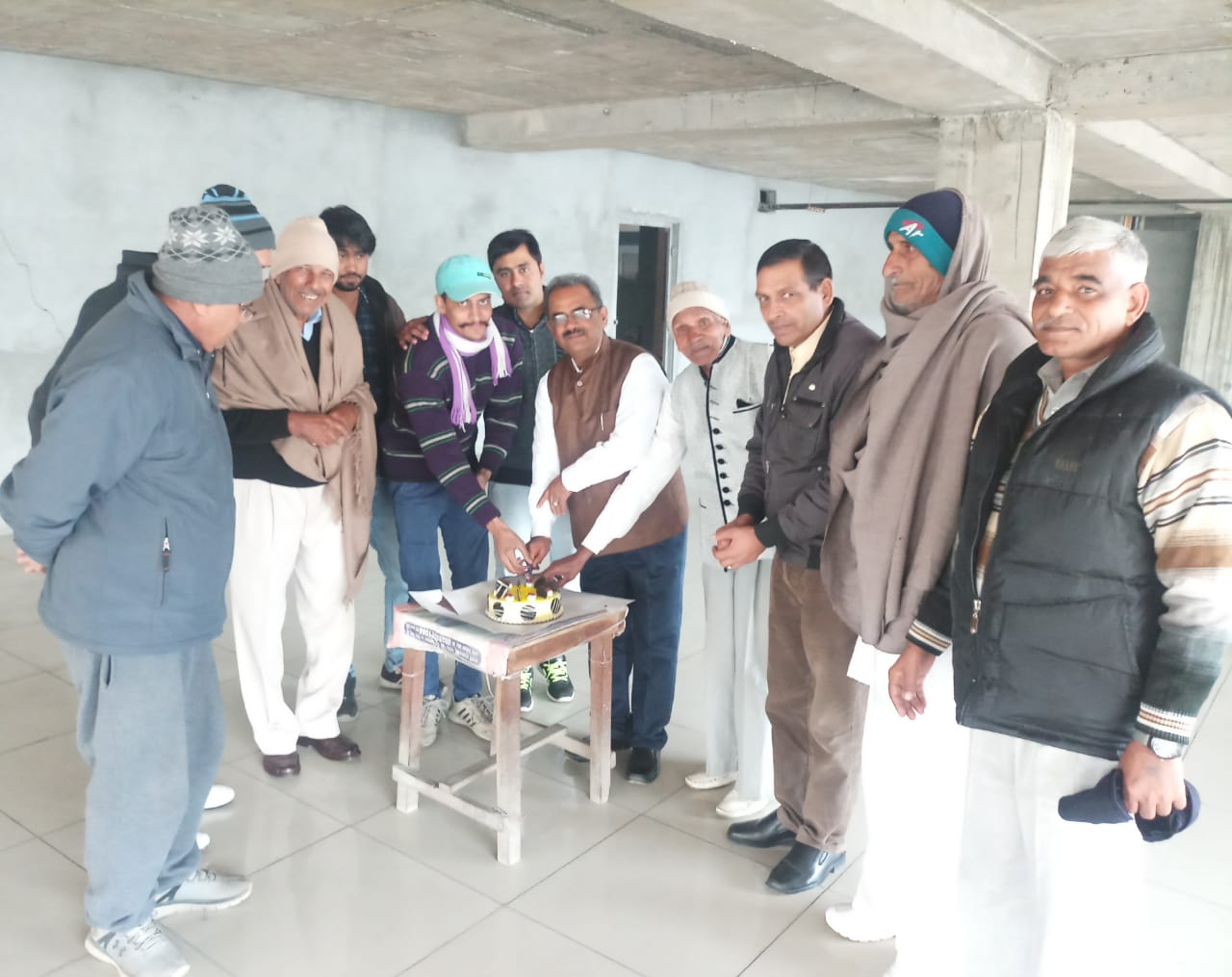 कांग्रेस नेता सतीश छिकारा ने केक काटकर धूमधाम से मनाया कांग्रेस का स्थापना दिवस     देश का विकास और जनसेवा ही कांग्रेस का ध्येय : सतीश छिकारा