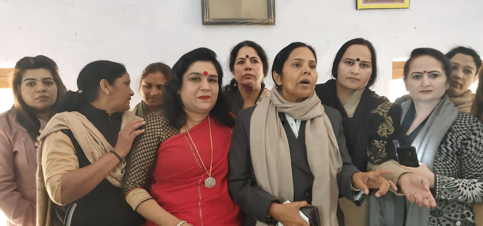 जींद उप चुनाव में रिकार्ड मतों से विजयी होंगे कांग्रेस प्रत्याशी रणदीप सुरजेवाला : चौहान -प्रदेश महिला कांग्रेस ने जींद चुनाव को लेकर कसी कमर -चुनाव प्रचार के लिए महिला विंग की प्रदेशाध्यक्ष सुमित्रा चौहान के नेतृत्व में महिला नेता एवं कार्यकर्ता पहुंची जींद -कांग्रेस पार्टी में नहीं है कोई गुटबाजी, सभी दिग्गज नेताओं ने एक मंच पर आकर बढ़ाया कार्यकर्ताओं का मनोबल