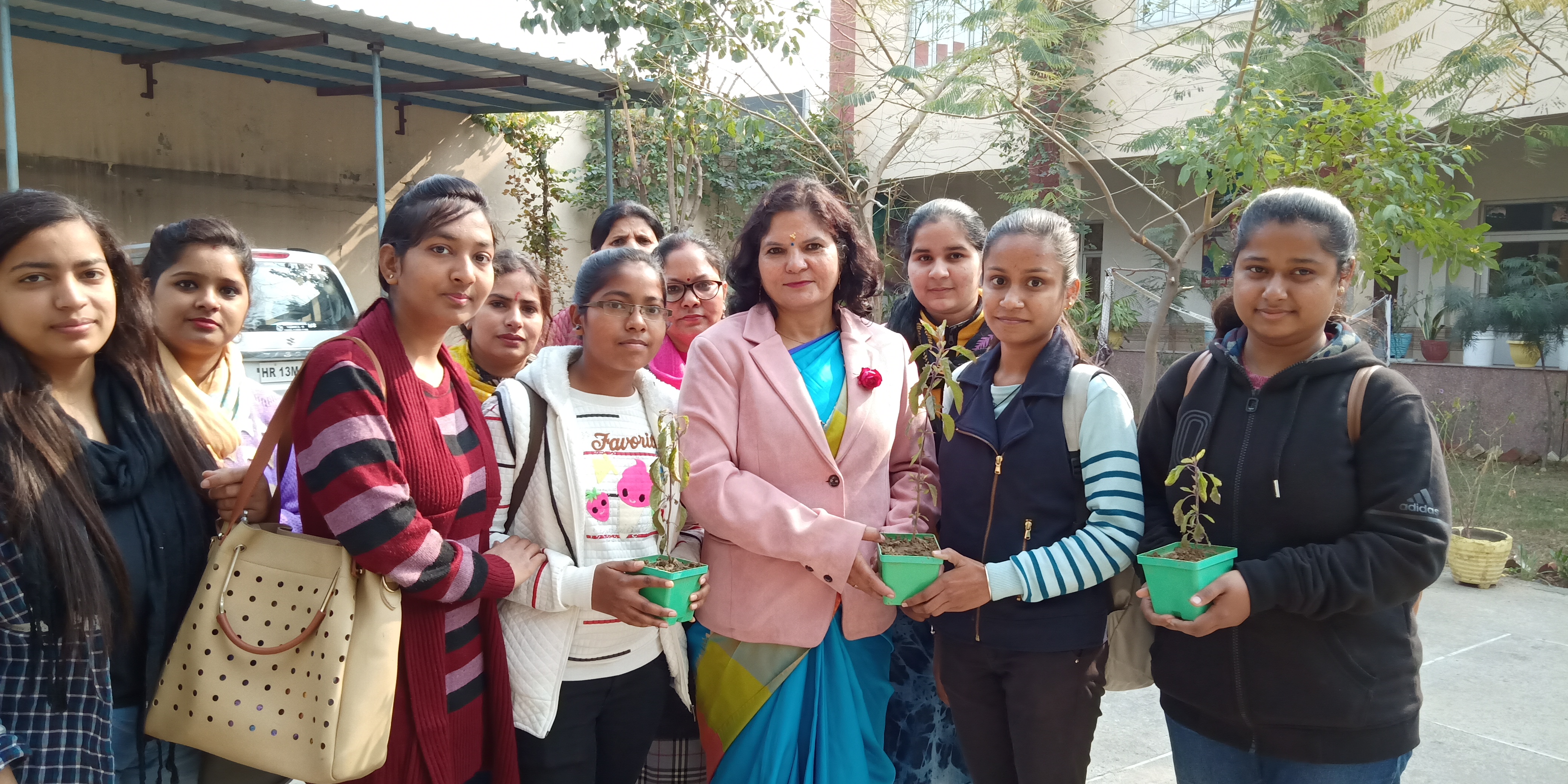वैश्य बी.एड. कॉलेज में आज राष्ट्रीय बालिका दिवस पर पोस्टर मेकिंग, स्लोगन लेखन तथा कविता पाठ प्रतियोगिताओं का किया गया आयोजन।