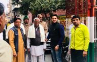 लोहडी व मकर संक्राति पावन पर्व पर लाइनपार के वार्ड नंबर-5 स्थित शंकर गार्डन गली नंबर-1 में बुर्जुगों को शॉल भेंट कर किया सम्मान ।