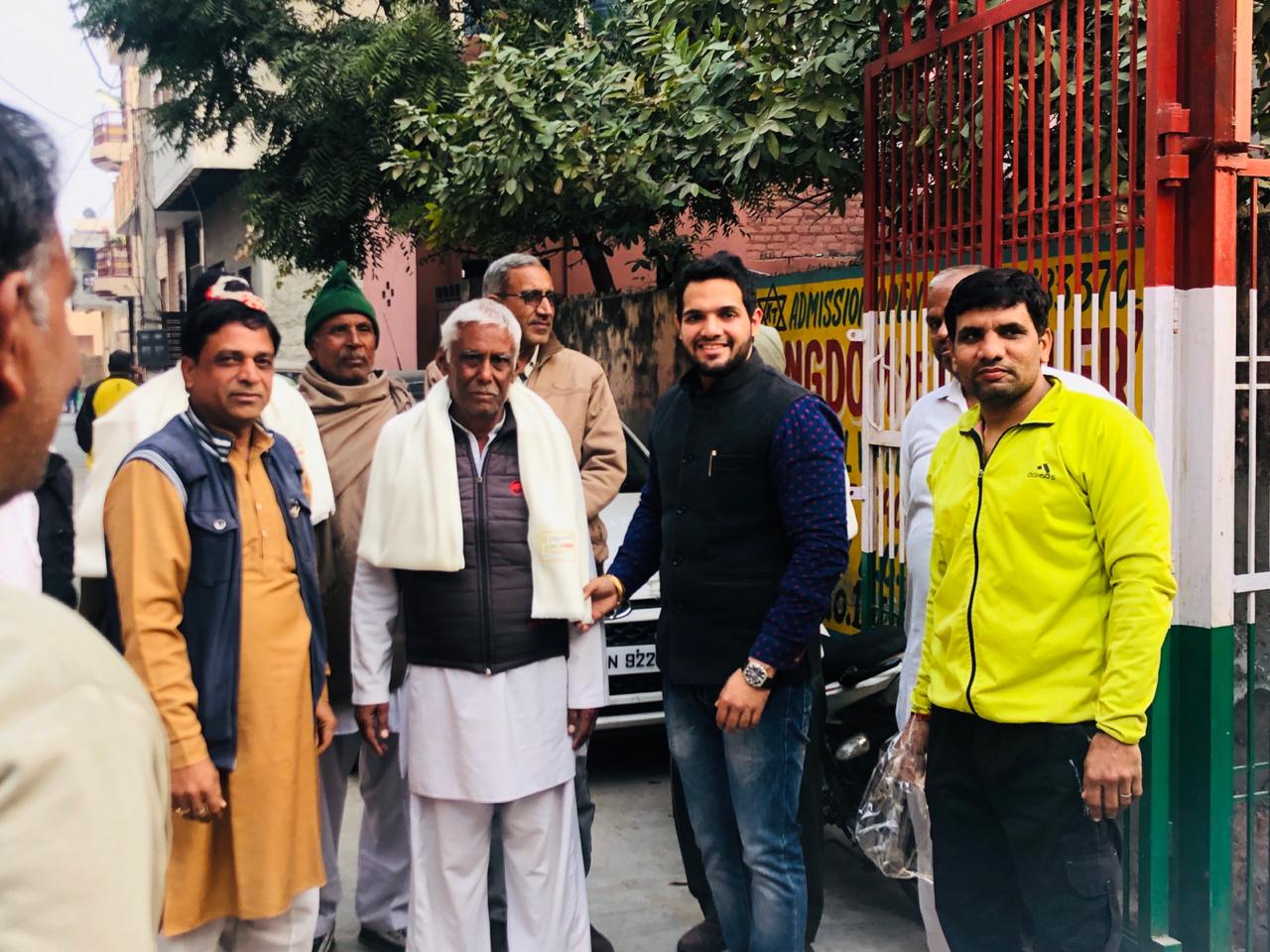 लोहडी व मकर संक्राति पावन पर्व पर लाइनपार के वार्ड नंबर-5 स्थित शंकर गार्डन गली नंबर-1 में बुर्जुगों को शॉल भेंट कर किया सम्मान ।