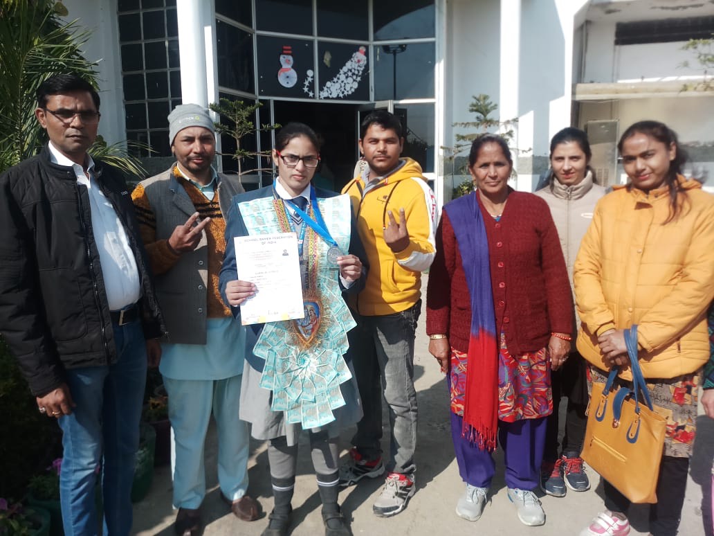 बाल विकास स्कूल की रमणीक ने राष्ट्रीय ताइक्वांडो में जीता रजत पदक * स्कूल में रमणीक का नोटों व फूलमालाओं से किया स्वागत व सम्मान * मध्य प्रदेश के विदिशा में हुए थे 64वें राष्ट्रीय ताइक्वांडो स्कूल गेम्स