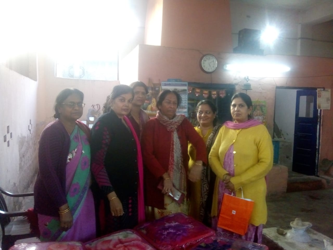 आदर्श महिला कीर्तन मण्डल सेक्टर-6 ने कुष्ठ आश्रम में कुष्ठ रोगियों को वितरित किए कंबल