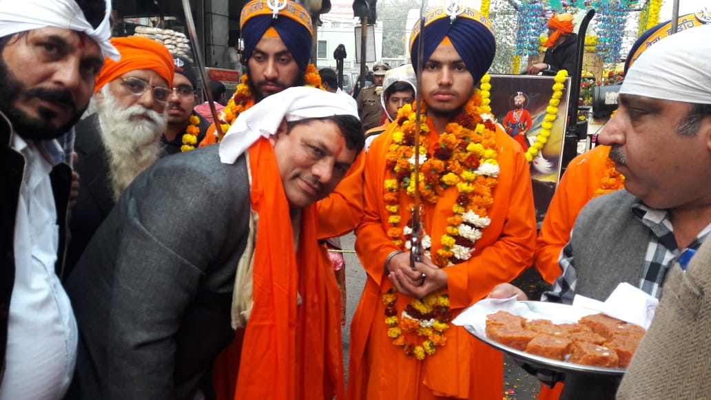 श्री गुरू गोविंद सिंह का जीवन समाज के लिए प्रेरणास्रोत : कौशिक* - *विधायक नरेश कौशिक ने प्रकाश पर्व पर श्री गुरू ग्रंथ साहिब पर माथा टेका*
