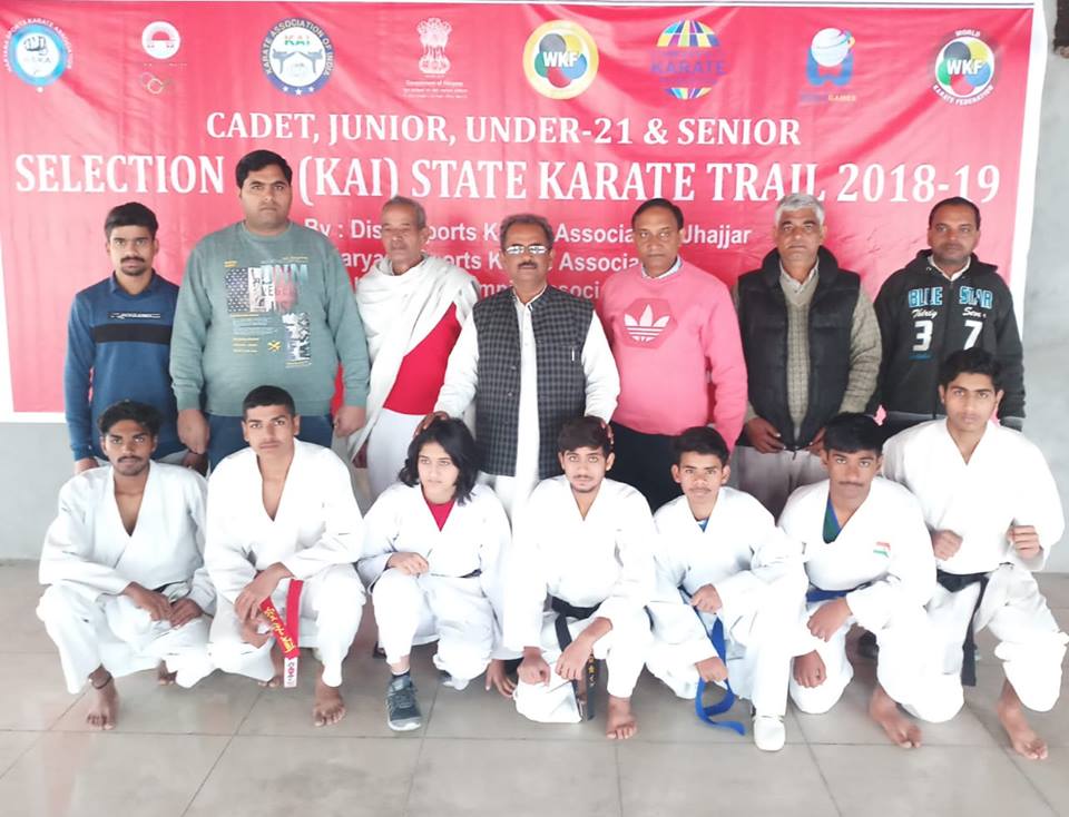 कांग्रेस नेता सतीश छिकारा ने जिला झज्जर कराटे टीम को कुरुक्षेत्र के लिए रवाना,   जिला झज्जर के खिलाड़ियों ने हमेशा बढ़ाया है प्रदेश व देश का मान : पूर्व जिला परिषद चेयरमैन सतीश छिकारा