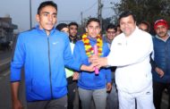 युवा शक्ति ने बैटन रिले से रचा नया इतिहास, लोहड़ी की सुबह झज्जर से बहादुरगढ़ तक दिखा उत्साह - एडीसी सुशील सारवान ने झज्जर से बैटन रिले को किया रवाना, महज 1.30 घंटे में गंतव्य पर पहुंची बैटन रिले - एमएलए नरेश कौशिक ने दी प्रतिभागियों को बधाई, जिला प्रशासन के आयोजन को बताया सराहनीय - हरियाणा में राहगीरी : अपनी राहें-अपनी आजादी में पहली बार हुआ बैटन रिले का सफल प्रयोग