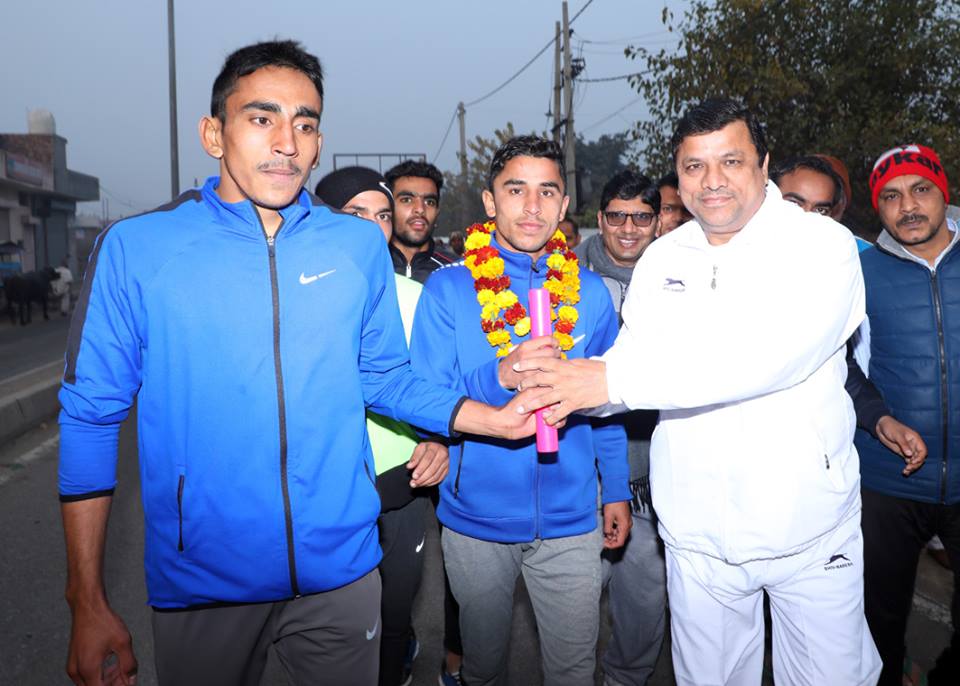 युवा शक्ति ने बैटन रिले से रचा नया इतिहास, लोहड़ी की सुबह झज्जर से बहादुरगढ़ तक दिखा उत्साह - एडीसी सुशील सारवान ने झज्जर से बैटन रिले को किया रवाना, महज 1.30 घंटे में गंतव्य पर पहुंची बैटन रिले - एमएलए नरेश कौशिक ने दी प्रतिभागियों को बधाई, जिला प्रशासन के आयोजन को बताया सराहनीय - हरियाणा में राहगीरी : अपनी राहें-अपनी आजादी में पहली बार हुआ बैटन रिले का सफल प्रयोग