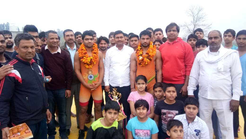 बहादुरगढ़ के हिन्द केसरी पहलवान सोनू अखाड़ा के दो युवा पहलवानो ने दिखाए जलवे, पहलवान सचिन ने नेशनल कुश्ती प्रतियोगिता में जीता स्वर्ण पदक, पहलवान राहुल ने जीता गुड़गांव केसरी का टाइटल, अखाड़े में पहुंचने पर हुआ दोनों खिलाड़ियों का जोरदार स्वागत, एसपी पंकज नैन और एच एल सिटी के निदेशक राकेश जून ने फूल माला पहनाकर किया जोरदार स्वागत, अर्जुन अवॉर्डी पहलवान धर्मेंद्र दलाल के शागिर्द हैं दोनों खिलाड़ी।