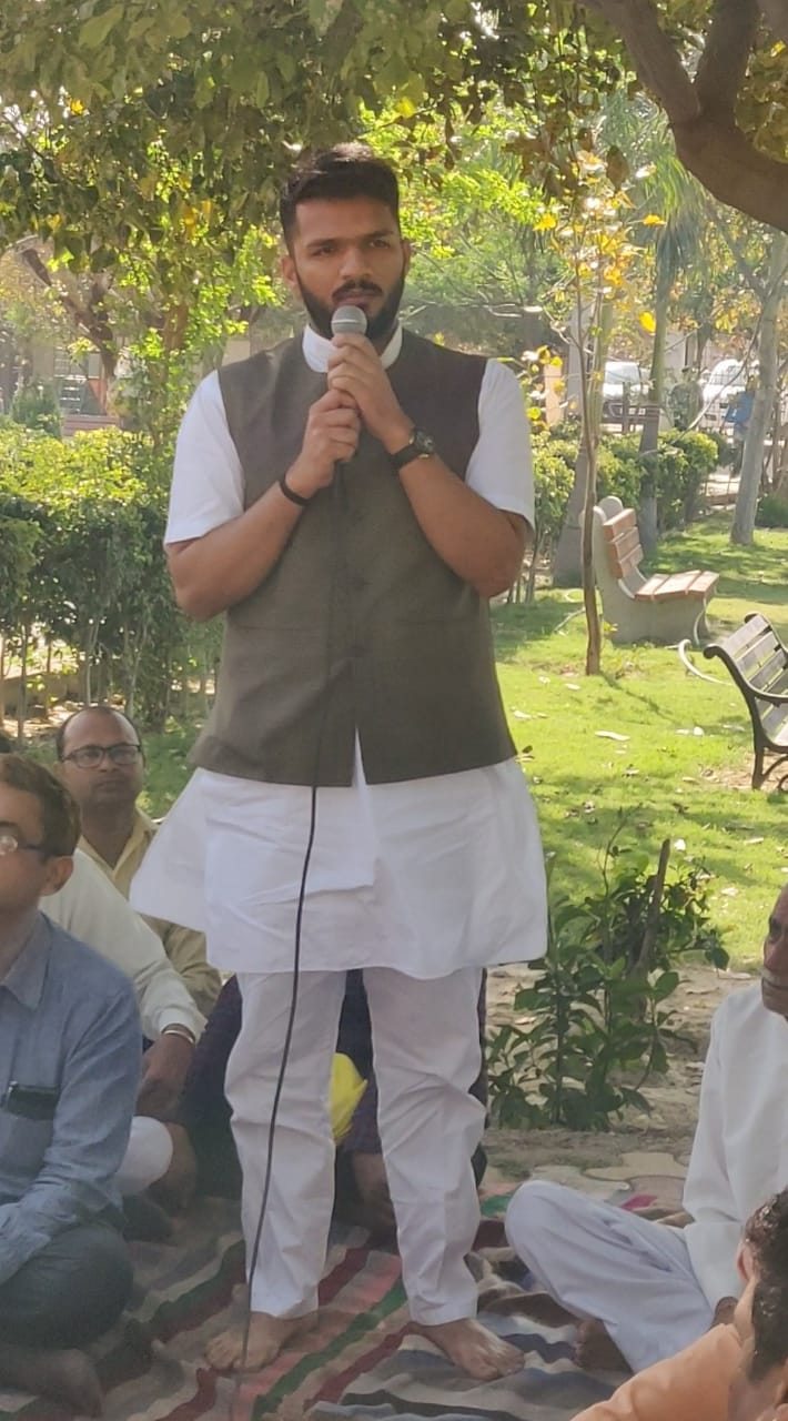 *सैंकड़ों परिंदे आसमां पर आज नजर आने लगे !* *शहीदों ने दिखाई है राह उन्हें आजादी से उडऩे की !!*