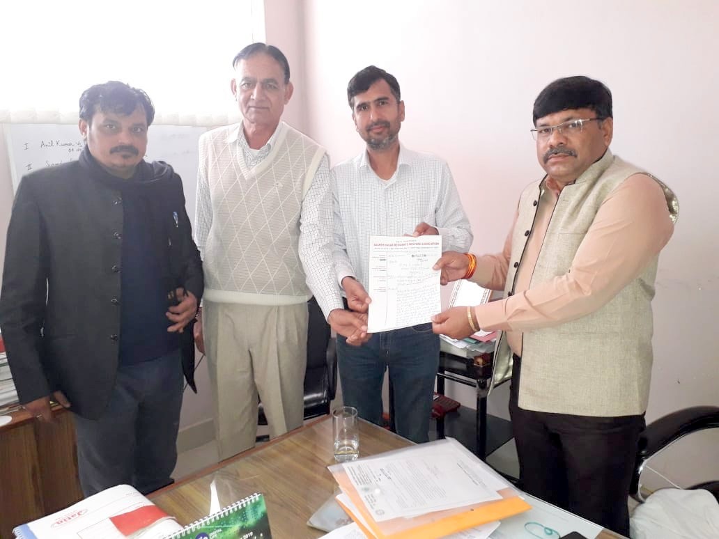 एसोसिएशन ने रिहायशी कालोनी से कंपनी शिफ्ट कराने को लेकर सौंपा ज्ञापन * एसोसिएशन ने प्रदूषण कंट्रोल बोर्ड के कार्यकारी अभियंता को सौंपा ज्ञापन * कंपनी शिफ्ट नही कराई तो 14 मार्च को करेंगे प्रदूषण कंट्रोल बोर्ड कार्यालय पर धरना व प्रदर्शन