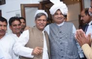 छारा ज़मीन अधिग्रहण आंदोलन की जीत का जश्न मनाने किसान पहुंचे नितिन गडकरी के पास, पगड़ी बांध कर किया सम्मानित।