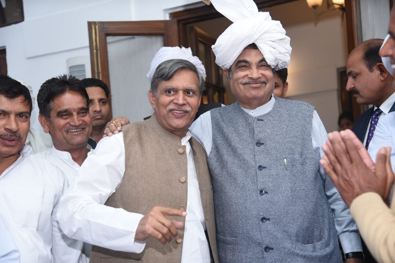 छारा ज़मीन अधिग्रहण आंदोलन की जीत का जश्न मनाने किसान पहुंचे नितिन गडकरी के पास, पगड़ी बांध कर किया सम्मानित।