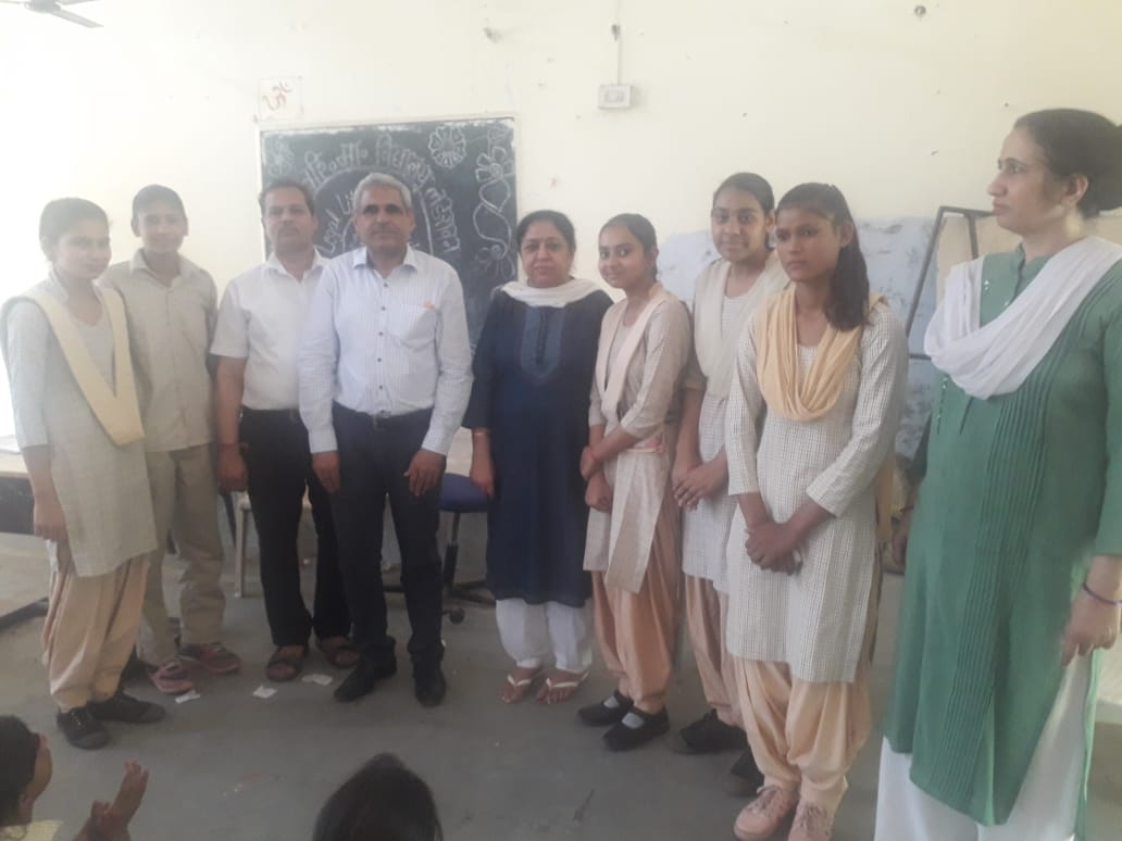 उपमंडल के गांव लडरावन स्थित राजकीय वरिष्ठ माध्यमिक विद्यालय में उपमंडल विधिक सेवाएं समिति की तरफ से मतदान के प्रति जागरूकता कार्यक्रम का किया गया आयोजन ।