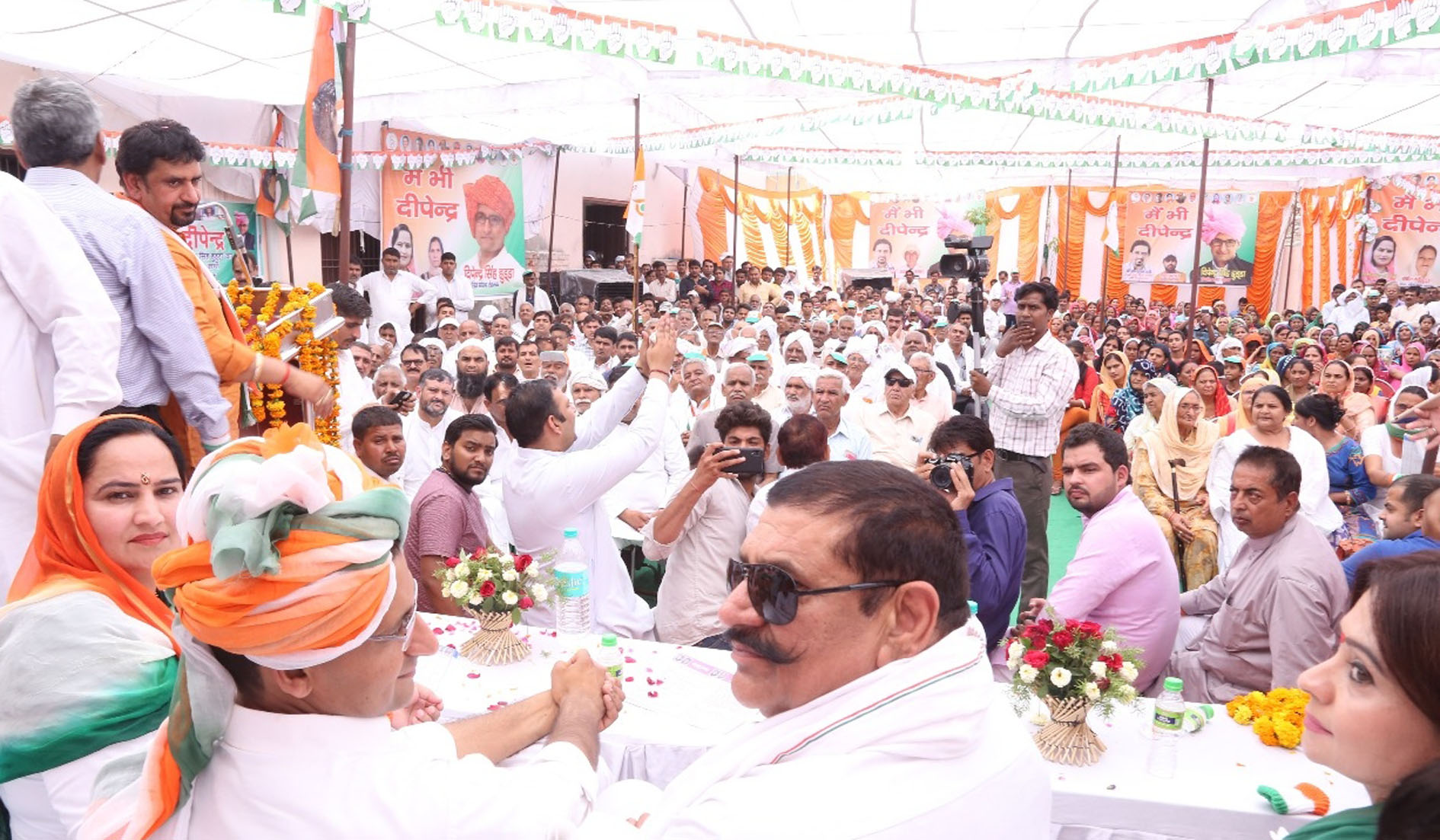 प्रदेश महिला कांग्रेस की वरिष्ठ उपाध्यक्ष व वार्ड-30 से पार्षद डा. नीना सतपाल राठी की ओर से सैनिक नगर स्थित बारात घर में कांग्रेस प्रत्याशी व सांसद दीपेंद्र सिंह हुड्डा के समर्थन में हुई जनसभा ।