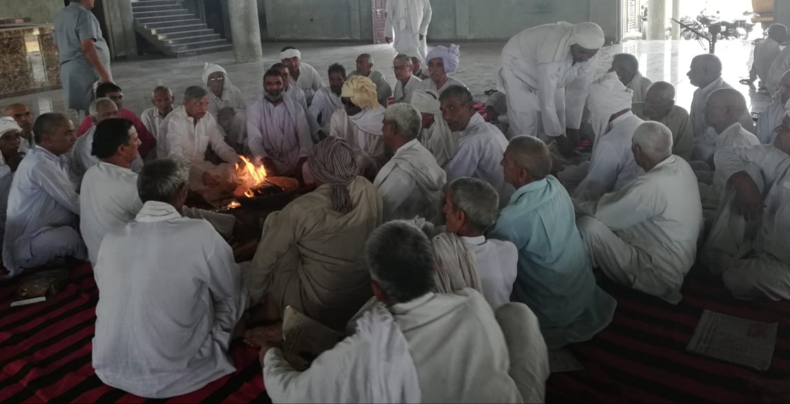 हवन यज्ञ में आहुति डाल किसानों ने शुरू किया आंदोलन।