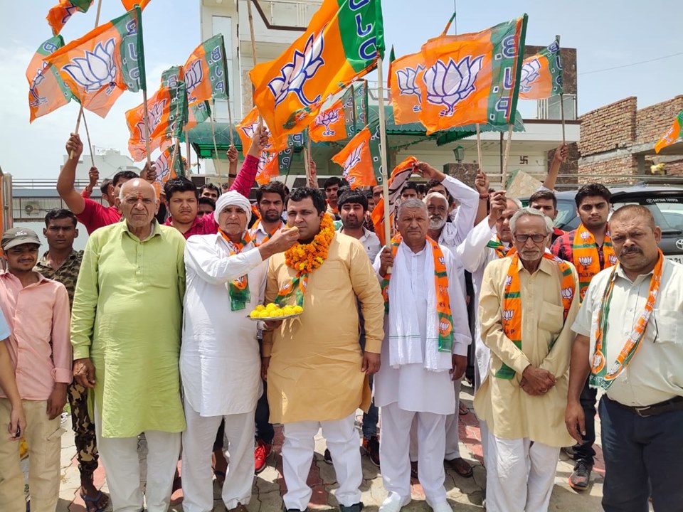 नवीन सोलधा ने एनडीए गठबंधन की ऐतिहासिक जीत पर बांटे लड्डू