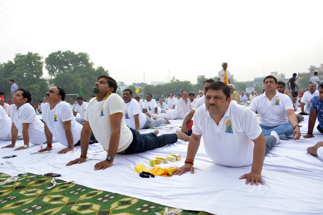 *भारतीय संस्कृति की अमूल्य पहचान है योग : विधायक* - *योग साधकों के साथ विधायक कौशिक व एसडीएम तरूण ने निभाई योग क्रियांओं में भागीदारी*