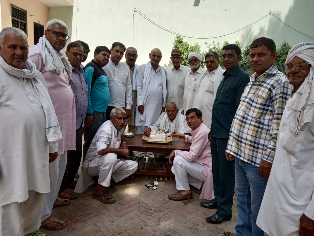कांग्रेस कार्यकर्ताओं ने केक काटकर मनाया राष्ट्रीय अध्यक्ष राहुल गांधी का जन्मदिन * पूर्व विधायक राजेंद्र जून व कार्यकर्ताओं ने की दीर्घायु की कामना