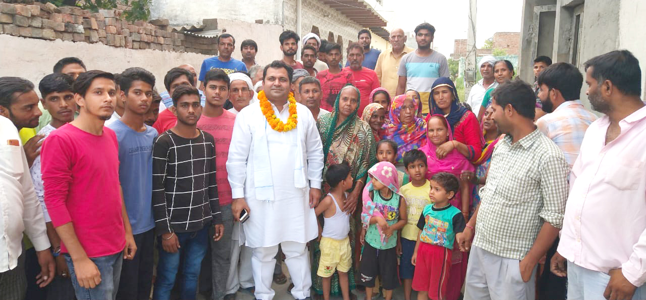 प्रदेश संयोजक नवीन सोलधा ने लाईनपार में चलाया जनसंपर्क अभियान * लोगों को दी भाजपा सरकार की जनहितेषी नीतियों की जानकारी * नवीन सोलधा बोले, सीएम मनोहरलाल ने भ्रष्टाचार पर लगाया अंकुश