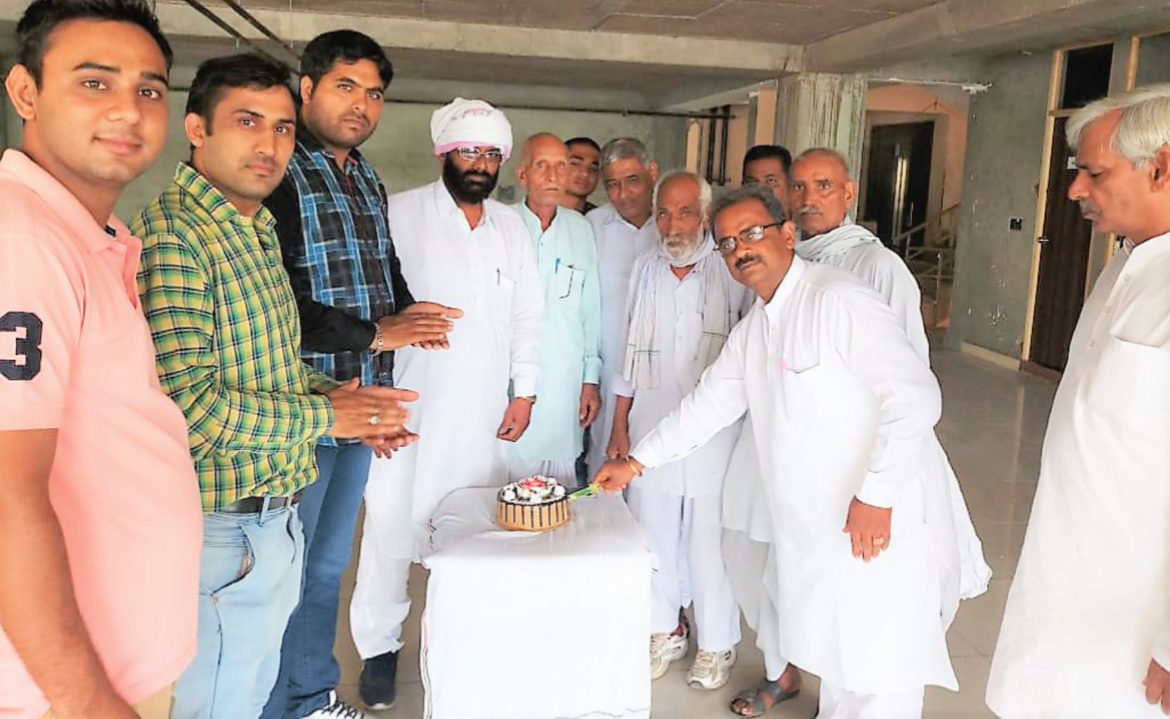 पूर्व जिला परिषद चेयरमैन सतीश छिकारा कार्यालय पर राहुल गाँधी का जन्मदिन केक काटकर धूमधाम से मनाया