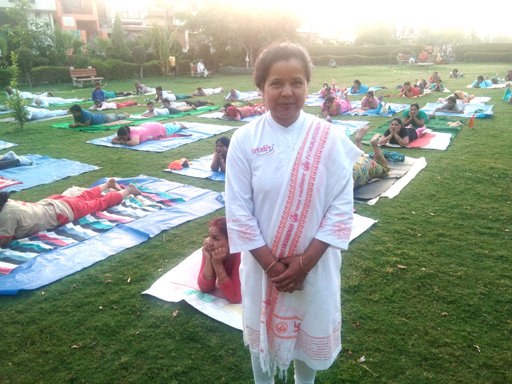 योग करने से मिलता है गंभीर बीमारियोंं से छुटकारा: डा.अंजू अग्रवाल * योग प्रशिक्षक अनिता ने रेलवे पार्क में लगाया एक दिवसीय योग शिविर * डा. अंजू अग्रवाल के मार्गदर्शन में एक दिवसीय शिविर में साधकों ने किया योग