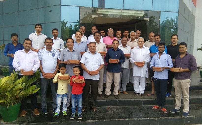 पक्षियों को बचाने के लिए जिमखाना क्लब में किया गया सकोरे वितरण कार्यक्रम
