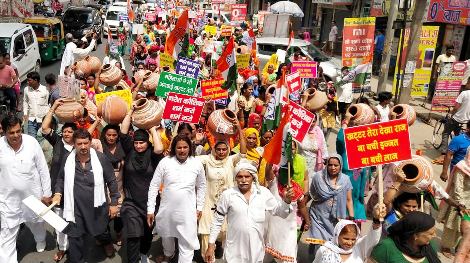 बिजली-पानी की किल्लत को लेकर हरियाणा महिला कांग्रेस की वरिष्ठ उपाध्यक्ष व वार्ड पार्षद डॉ. नीना सतपाल राठी की अगुवाई में कांग्रेस कार्यकर्ताओं ने किया विशाल विरोध प्रदर्शन, शहर के लाल चौक पर प्रधानमंत्री नरेंद्र मोदी व मुख्यमंत्री मनोहर लाल का फूंका पुतला, महिलाओं ने मटका फोड जताया रोष।