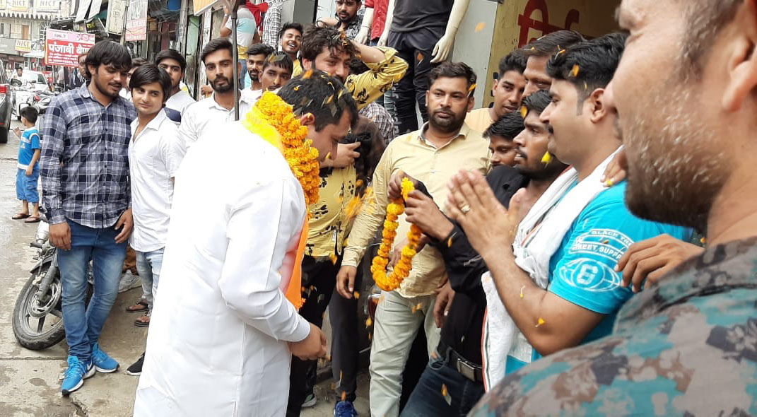 नवीन सोलधा ने शहर की कबाड़ी मार्किट में चलाया सदस्यता अभियान * कबाड़ी मार्किट में लोगों को बनाया पार्टी का सदस्य, नीतियों की दी जानकारी * नवीन सोलधा बोले- मनोहर मॉडल का अनुसरण कर रहे हैं देश के अन्य राज्य