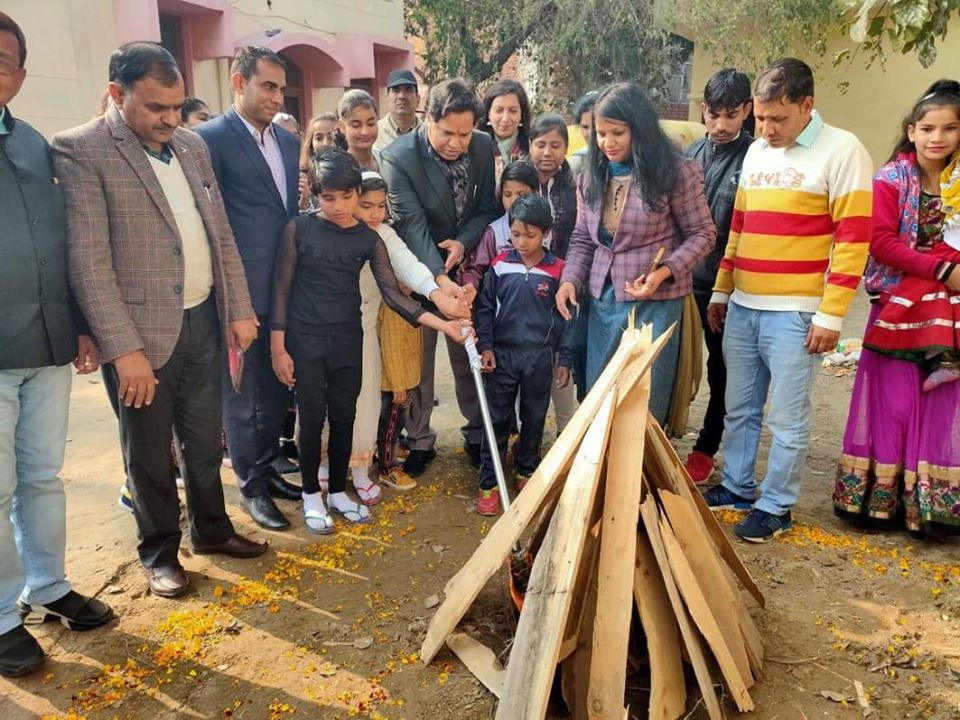 *उमंग बाल गृह में मकर संक्रांति पर कार्यक्रम का हुआ आयोजन* - *एसडीएम तरुण पावरिया ने किया बच्चोंं को सम्मानित*