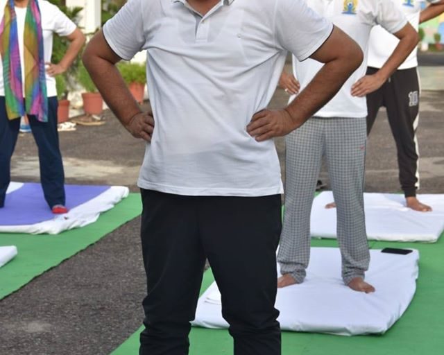 *डीसी जितेंद्र कुमार ने परिजनों व अधिकारियों सहित किया अपने आवास पर योग*