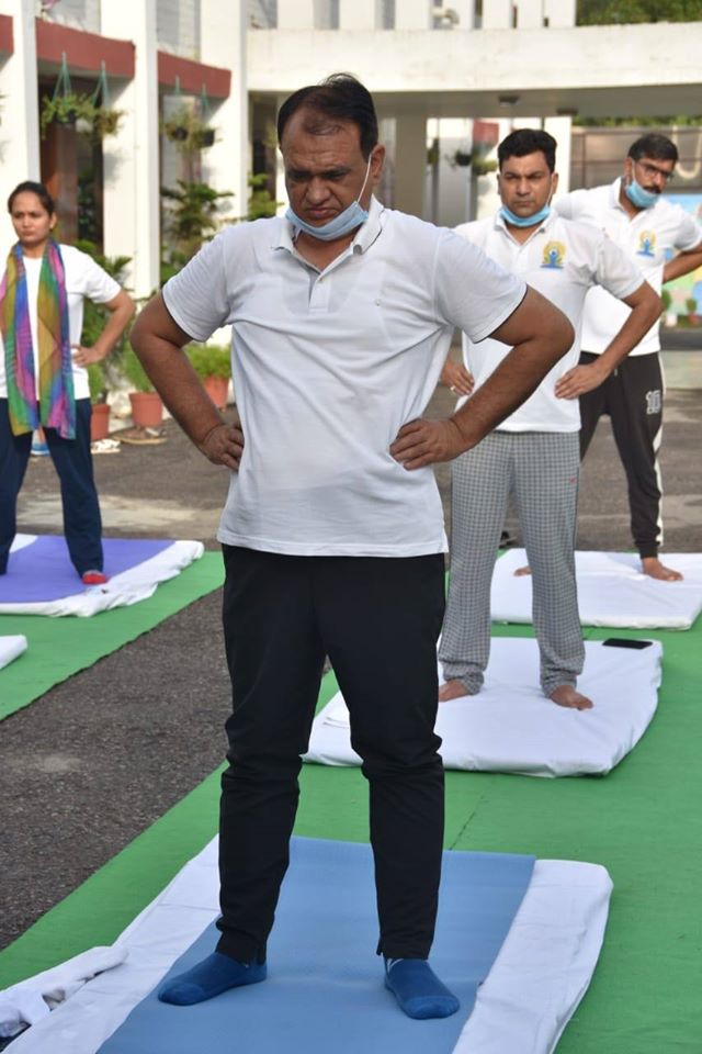 *डीसी जितेंद्र कुमार ने परिजनों व अधिकारियों सहित किया अपने आवास पर योग*