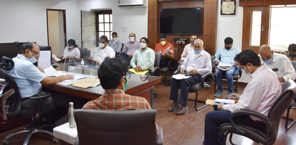 *प्रदूषण नियंत्रण व स्वच्छता से जुड़े कार्यों पर गंभीरता से हो काम : डीसी* - *अवैध रूप से हाईवे किनारे बनाए गए स्टॉक पर कार्रवाई सुनिश्चित हो* - *डीसी जितेंद्र कुमार बोले, नियमों की अनदेखी करने वालों पर हो नियमानुसार कार्यवाही* - *प्रदूषण नियंत्रण व स्वच्छता से जुड़े कार्यों की डीसी ने की समीक्षा*
