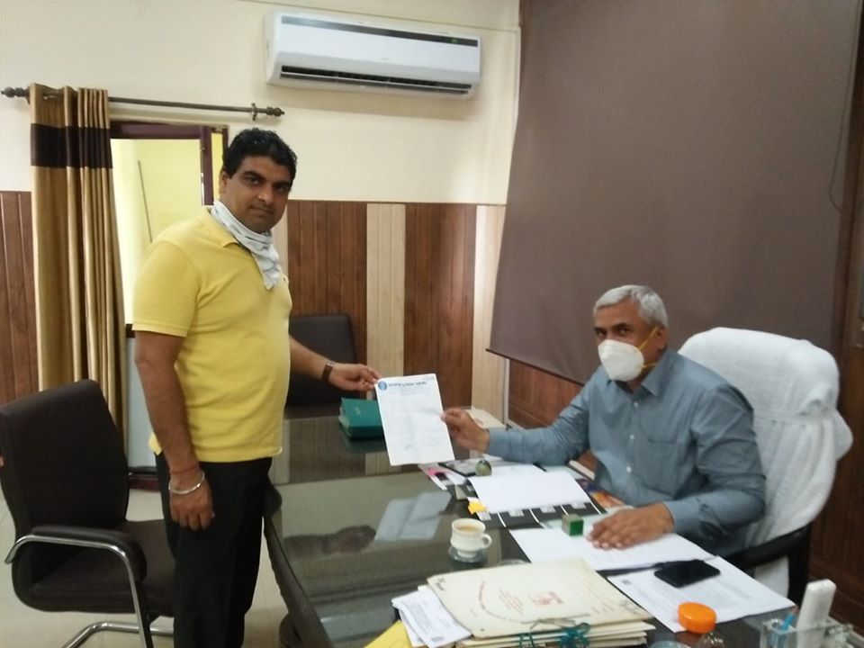 हाउसिंगबोर्ड, सेक्टर -9 में पुराने जर्ज़र बिजली के तारो की जगह नई केबल लगवाने के लिए सैनी मिले एक्सियन रामपाल बिजली विभाग से