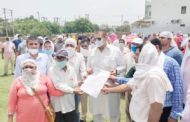 सर्व कर्मचारी संघ हरियाणा के बेनर तले ब्लॉक बहादुरगढ़ में हटाए गए 1983 पीटीआई अध्यापकों की नौकरी बहाली करवाने के समर्थन में सर्व कर्मचारी संघ ने विधायक राजेंद्र सिंह जून को सौंपा ज्ञापन।