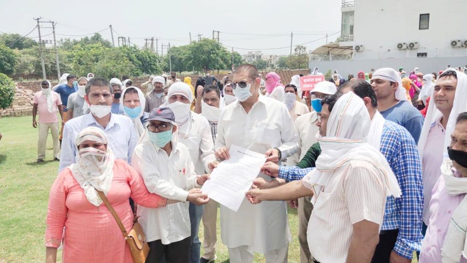 सर्व कर्मचारी संघ हरियाणा के बेनर तले ब्लॉक बहादुरगढ़ में हटाए गए 1983 पीटीआई अध्यापकों की नौकरी बहाली करवाने के समर्थन में सर्व कर्मचारी संघ ने विधायक राजेंद्र सिंह जून को सौंपा ज्ञापन।