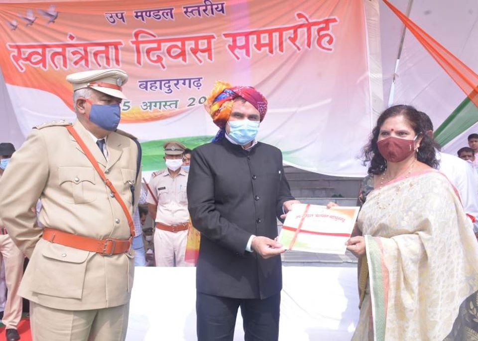 *लहराता हुआ तिरंगा जीवन में सकारात्मक ऊर्जा का संचार करता है : डा.डी.सुरेश* - *मंडलायुक्त डा.डी.सुरेश ने किया झज्जर में ध्वजारोहण* - *शहीद स्मारक पर पुष्प चक्र अर्पित करने के साथ ही युद्ध वीरांगनाओं का किया सम्मान*